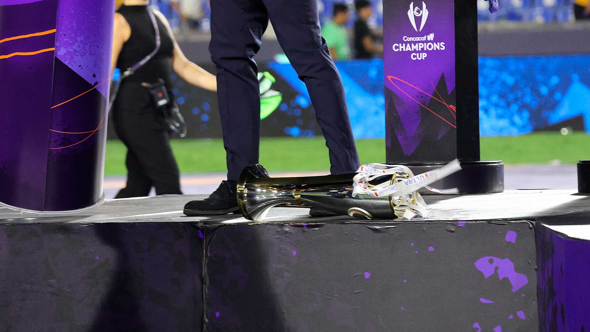 El trofeo de campeonas de la Concachampions se cayó antes de la premiación, ¡el viento hizo de las suyas!